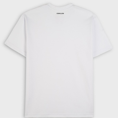 T-shirt branca OSKLEN vista de costas com logo preto.