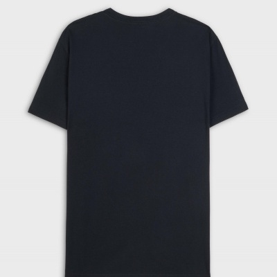 T-shirt preta de manga curta vista de costas