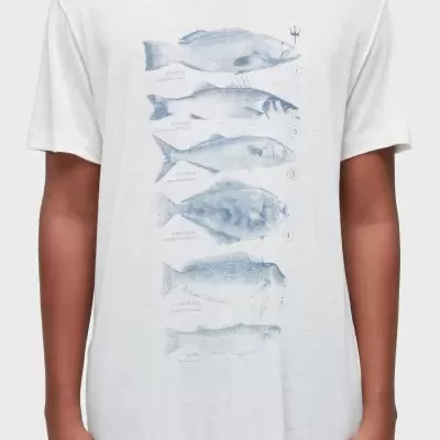 T-shirt branca com impressão de peixes azuis e nomes científicos.