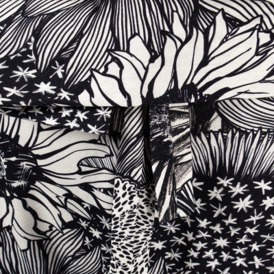 Tecido preto e branco com padrão floral e textura macia