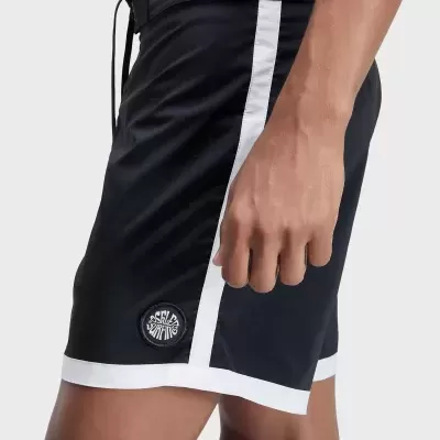 Calções de banho pretos com faixas brancas nas laterais e emblema redondo na perna