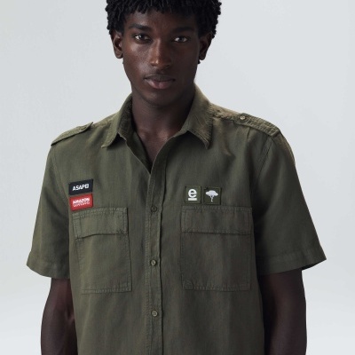 Camisa verde-oliva de manga curta com bolsos e remendos com texto