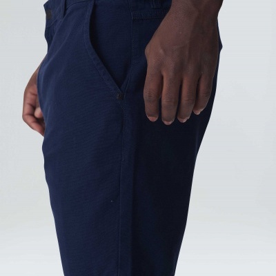 Bermuda azul escuro vista lateral com bolso num homem