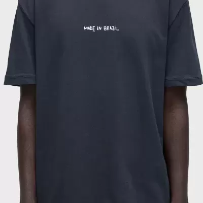 T-shirt azul escura com texto MADE IN BRAZIL