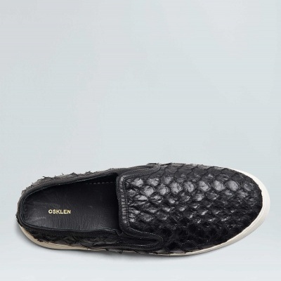 Tênis slip-on preto com textura de escamas e sola branca