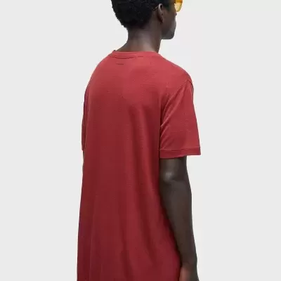 T-shirt vermelha de manga curta vista de costas com calções amarelos