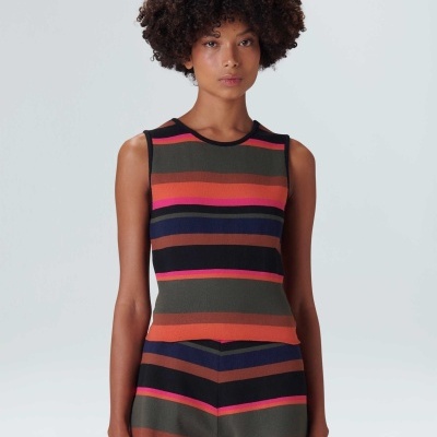 Conjunto feminino de top e calções com riscas coloridas