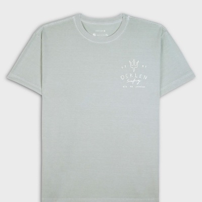 T-shirt cinza claro com estampa branca no peito.