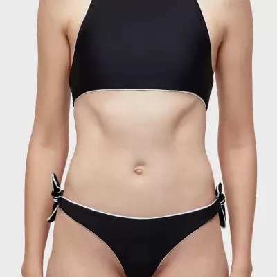 Biquíni preto com linhas brancas finas e amarras laterais