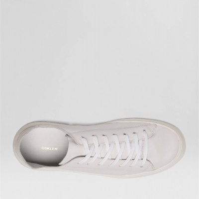 Sapatilha branca de verniz com atacadores brancos vista de cima