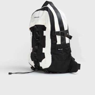 Mochila branca e preta com cordões elásticos e alças acolchoadas