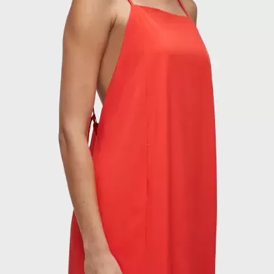 Vestido vermelho de alças finas com laterais abertas e amarração nas costas