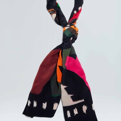 lenço colorido com padrão abstrato sobre fundo cinza