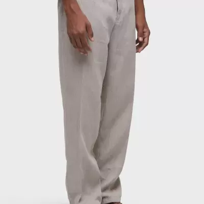 Calças cinza claro de homem com sandálias castanhas