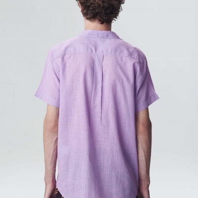 Camisa masculina de manga curta lilás vista de costas