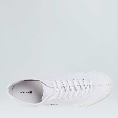 Ténis branco Osklen visto de cima com atacadores brancos e sola de borracha.