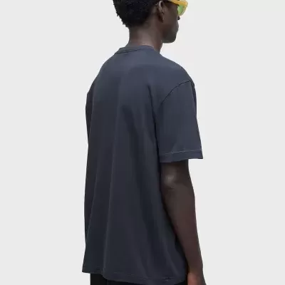 T-shirt masculina cinza escuro vista de costas