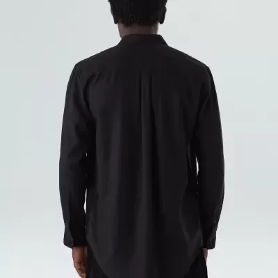 Camisa preta de manga comprida vista de costas