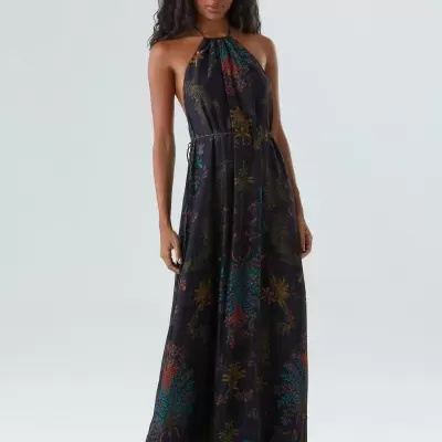 Vestido comprido preto com padrão floral colorido e decote halter