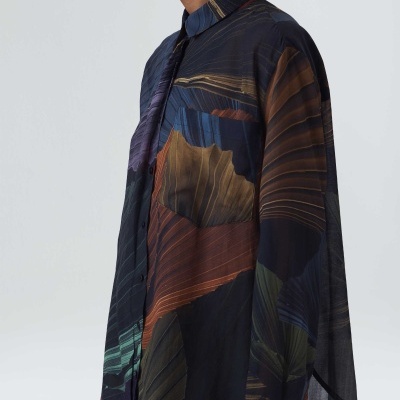 Camisa transparente em padrão abstrato com botões e gola