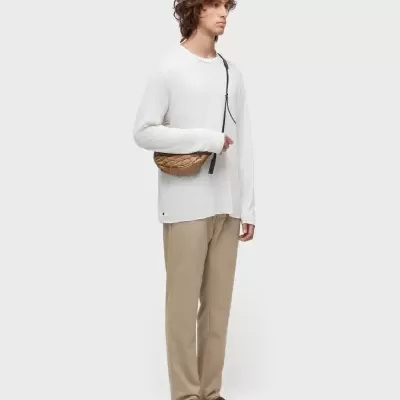 Homem com roupa casual e bolsa castanha ao ombro