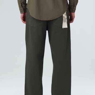 Calças de ganga verde escura vistas de trás com etiqueta pendurada