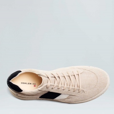 Ténis bege com detalhe preto e branco visto de cima