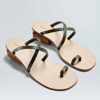 Sandálias femininas verdes com tiras finas e tacão baixo em madeira