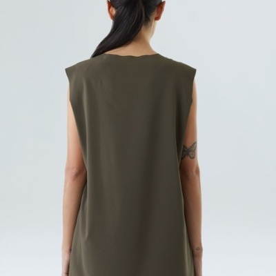 Top verde-oliva sem mangas visto de costas