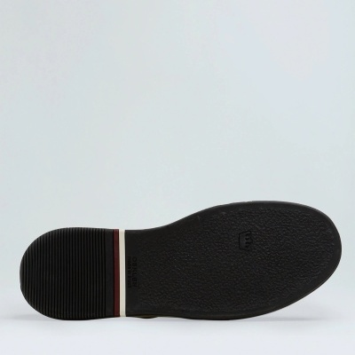 Sola preta de sapato masculino com salto riscado e detalhes em branco e vermelho