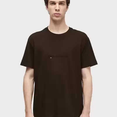 Camiseta castanha escura com texto METAMORPHOSIS