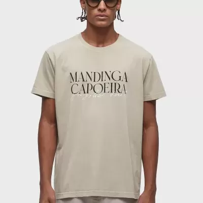 T-shirt bege com texto preto MANDINGA CAPOEIRA