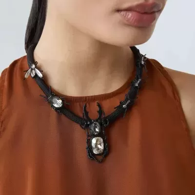 Colar preto com insetos decorativos e pedras transparentes