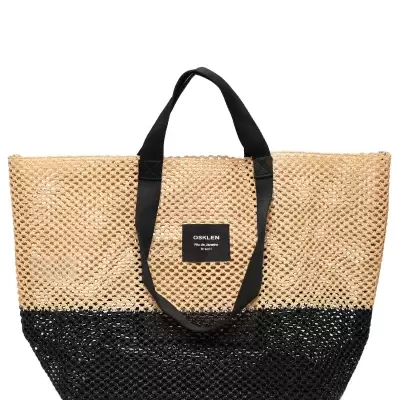Saco de mão tipo tote bicolor bege e preto em material rede com alças pretas e etiqueta OSKLEN