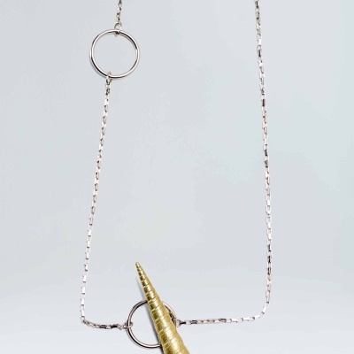 Colar com pendente dourado em espiral e corrente prateada