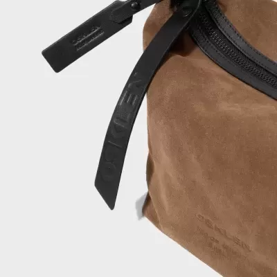 Bolsa marrom de camurça com fecho preto e etiqueta Diesel