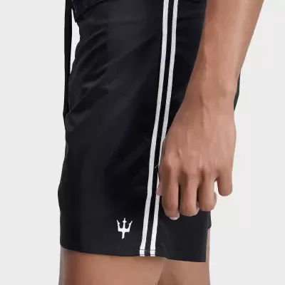 Calções de banho pretos com riscas brancas e logótipo de tridente