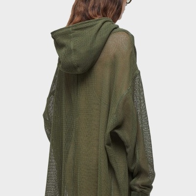 Casaco verde militar de malha aberta com capuz visto de costas