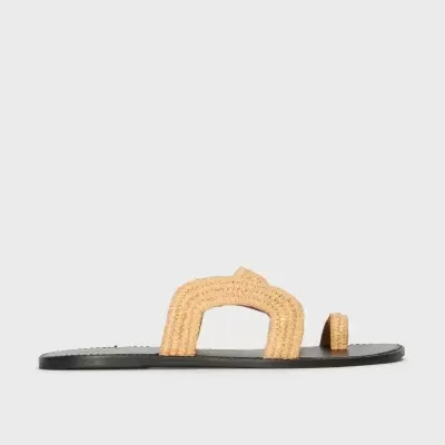 Sandália plana preta com tiras bege em fibra natural