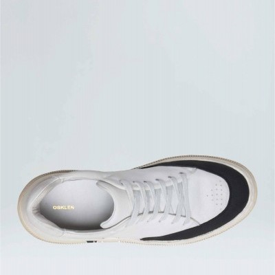 Tênis desportivo branco com detalhes pretos e sola bege