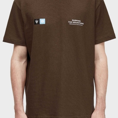 T-shirt castanha com estampas e texto no peito