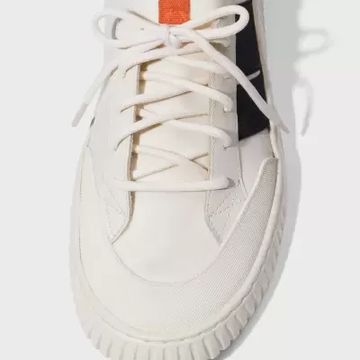 Sapatilha branca com sola texturada e detalhe laranja