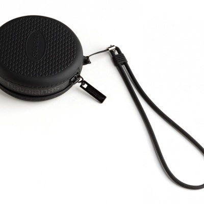 Bolsa redonda preta pequena com alça fina e textura hexagonal