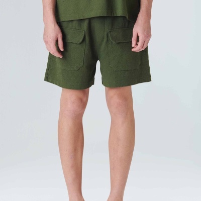 Calções verdes com bolsos à frente e abas