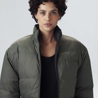 Casaco acolchoado verde-oliva de mulher com fecho de correr e gola alta