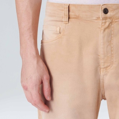 Calças de ganga bege claras com botão preto e bolso frontal