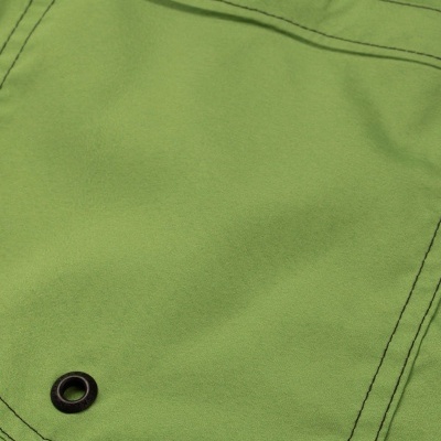 Bolso verde de roupa com etiquetas OSKLENSURFING e ilhó preto.