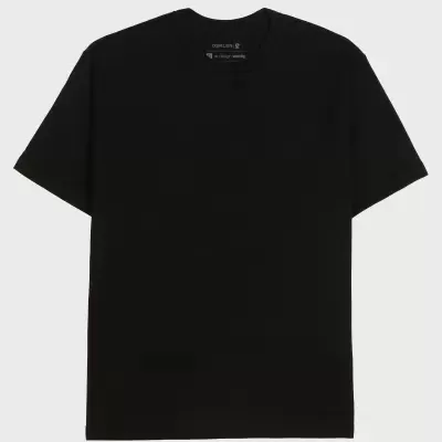 T-shirt preta lisa de manga curta com gola redonda e etiqueta interna visível.
