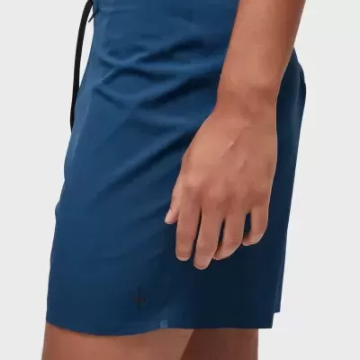 Calções de banho azuis com cordão preto e símbolo de tridente preto