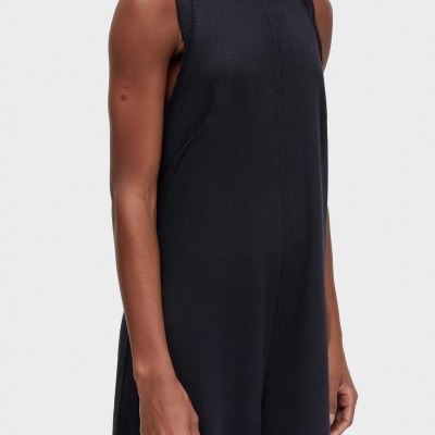 Vestido preto sem mangas de malha com gola alta